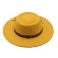 Gros plan détaillé du chapeau feutre jaune à bord plat et large avec ceinture marron foncé. - M (56-58cm) / Jaune
