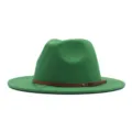 Gros plan d'un chapeau fedora en laine verte doté d'une élégante ceinture et boucle en cuir marron. - M (56-58cm) / Vert Herbe