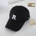 Classico berretto da baseball nero con ricamo R bianco, elegante cappello sportivo casual. - Regolabile / Nero