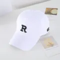 Dettaglio di berretto da baseball bianco con lettera R ricamata nera ed etichetta laterale. - Regolabile / Bianco