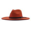 Stilvolles orangefarbenes Fedora-Hut-Detail mit schwarzem Lederband und Metallring. - M (56-58cm) / Orange