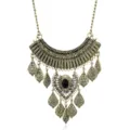 Nahaufnahme der goldenen Vintage Statement Halskette mit filigranen Blättern und Anhängern. - Antikbronze und Schwarz