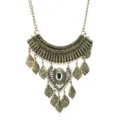 Nahaufnahme der goldenen Vintage Statement Halskette mit filigranen Blattgravuren Kristallen. - Bronze + Weiß