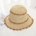 Primer plano del sombrero de pescador de paja tejida con ala ondulada y rayas de color. - Estilo Beige y Marrón (tp14)