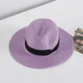Sombrero fedora de paja morada con cinta negra detalle sombrero de sol verano primer plano - M (56-58cm) / Púrpura