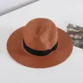 Vista detallada de un sombrero de paja marrón con cinta negra, ideal para la protección solar. - M (56-58cm) / Café