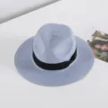 Detalle de un sombrero de paja fedora de verano azul claro con cinta negra para protección solar. - M (56-58cm) / Azul claro