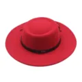 Chapeau rouge plat à large bord avec ceinture noire, feutre de laine pour automne. - M (56-58cm) / Rouge