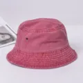 Gros plan détaillé dubob en denim lavé rose montrant le tissu texturé et l'œillet. - M (56-58cm) / Bordeaux