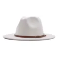 Chapeau fedora classique en feutre de laine blanche pour femme avec ceinture en cuir. - M (56-58cm) / Blanc