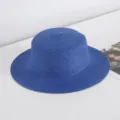 Detailansicht des blauen flachen Strohhutes, ideal für den sommerlichen Strandurlaub. - M (56-58cm) / Blau