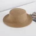Nahaufnahme Detail eines stilvollen braunen Strohhutes mit flacher Oberseite für den Sommerurlaub. - M (56-58cm) / Khaki