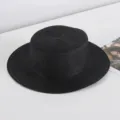 Schwarzer flacher Strohhut für Damen, ideal für sommerliche Strandreisen und Sonnenschutz. - M (56-58cm) / Schwarz