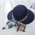 Damen Sommer Strohhut mit Blumen Schleife Band, breite Krempe Sonnenhut für Strand und Outdoor. - M (56-58cm) / Marineblau
