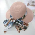 Detailansicht des stilvollen Damen Sommer Strohhutes mit eleganter floraler Schleife. - M (56-58cm) / Rosa