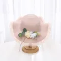 Vue de detail du chapeau de paille d'ete pour femmes avec decoration florale. - M (56-58cm) / Rose