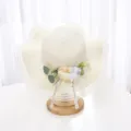 Gros plan sur le détail d'un chapeau de paille d'été élégant, avec fleurs en tissu et feuilles. - M (56-58cm) / Crème
