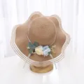 Vue detaillee d'un chapeau de paille d'ete pour femme a bord ondule et beau decor floral. - M (56-58cm) / Kaki