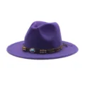 Primo piano dettagliato di un cappello fedora viola a tesa larga con fascia in pelle e perline. - M (56-58cm) / Viola scuro / M (56-58cm)