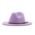 Chapeau fedora en laine violette claire pour femme avec une fine ceinture en cuir marron. - M (56-58cm) / Lavande