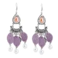 Böhmische lange Ohrringe mit rosa Stein, Strass-Halbmond und lila Stoffblatt Quasten Ohrschmuck. - Lila