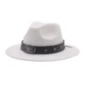 Détails rapprochés du chapeau feutre blanc avec bande en cuir foncé et boucle tête de taureau. - M (56-58cm) / Blanc
