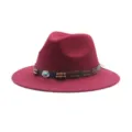 Dettaglio cappello fedora in lana bordeaux, tesa piatta, fascia in pelle con perline e pietra turchese. - M (56-58cm) / Borgogna