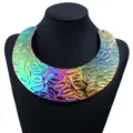 Bunter metallischer breiter Choker Halsketten Detailfoto, auffälliger Punkschmuck. - Irisierend