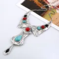 Gedetailleerde close-up van de vintage boho statement ketting versierd met prachtige turkoois. - Kleurrijk