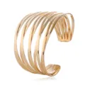 Detailansicht eines breiten, mehrsträngigen goldenen Armreifs mit einzigartigem Retro-Design. - 10 Stück/Set / Gold