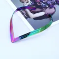 Primer plano detallado del collar gargantilla de metal colorido con acabado arcoíris brillante. - Multicolor