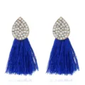 Nahaufnahme blauer Quasten Strass Ohrringe, tropfenförmiges Legierungsdesign Details. - Blau