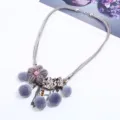 Collana bohémien grigia con ponpon fiore lavorato a maglia e nappe, gioiello pendente alla moda. - Grigio