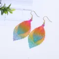 Detailaufnahme der bunten Metall-Ohrringe im Blatt-Design, perfekter Retro-Schmuck. - bunt