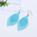 Schicke doppellagige Blatt Quaste Ohrringe mit stilvollen bunten Metall Ohranhängern. - Blau