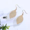 Doppellagige hohle Blatt-Baumel-Ohrringe in Gold und Silber, elegante Vintage-Metall-Schmuck. - Gold + Silber