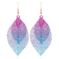 Nahaufnahme Detail der doppelten hohlen Blatt Ohrringe mit atemberaubendem Farbverlauf. - Blauviolett
