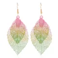 Nahaufnahme doppelseitiger hohler Blatt-Ohrringe mit buntem Farbverlauf aus Metall. - Rosa & Grün