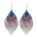 Nahaufnahme Detail von bunten hohlen Blatt Ohrringen, elegantes Metall Design glänzend. - Blau Rot Grün