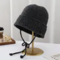 Cappello a secchiello in maglia elegante con lacci, cappello di lana caldo per donne. - Taglia unica / Nero
