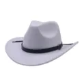 Primo piano del cappello da cowboy in feltro bianco con cintura in pelle e fibbia in metallo. - M（56-58cm） / Bianco