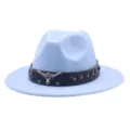 Vista detallada de sombrero fedora vaquero western azul claro con banda de cuero y cabeza de toro. - M (56-58cm) / Azul cielo