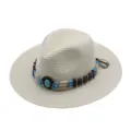 Primo piano del cappello di paglia con dettaglio di fascia di perline e pietra turchese. - M（56-58cm） / Crema