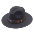 Gros plan détaillé d'un chapeau de paille sombre avec bande en cuir et crâne de taureau. - M (56-58cm) / Noir