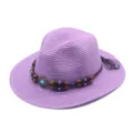 Detailansicht des violetten geflochtenen Strohhutes mit einer Perlendekorband für Damen. - M (56-58cm) / Lila