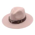 Gros plan d'un élégant chapeau de paille rose avec bande en cuir et crâne de taureau en métal. - M (56-58cm) / Rose Poudré