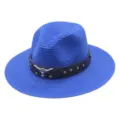 Détail en gros plan du chapeau de paille bleu avec bande en cuir noir et tête de taureau en métal. - M (56-58cm) / Bleu saphir