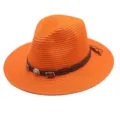 Detail de chapeau de paille orange avec texture tressée fine et bande en cuir décorative - M (56-58cm) / Orange