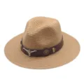 Vue détaillée du chapeau de paille avec bande en cuir marron et décoration de taureau. - M (56-58cm) / Kaki