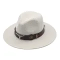 Vue détaillée du chapeau de paille blanc avec ceinture en cuir marron et crâne de taureau. - M (56-58cm) / Crème
